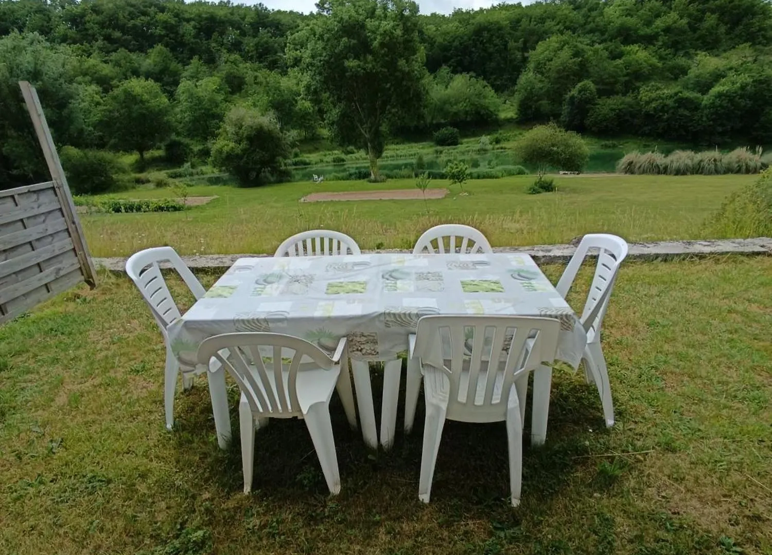 Le Clos Des Romarins Gite Camelia Belmontet